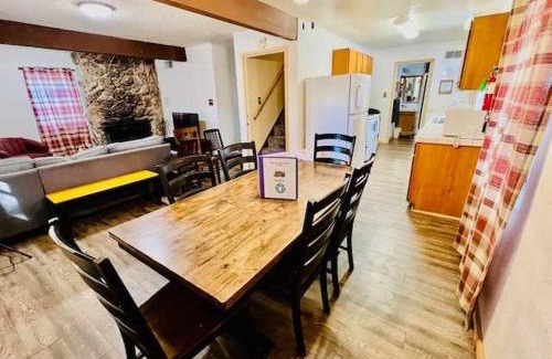 Yosemite West House | Home in Yosemite-Brookside Cottage-Sleeps 10