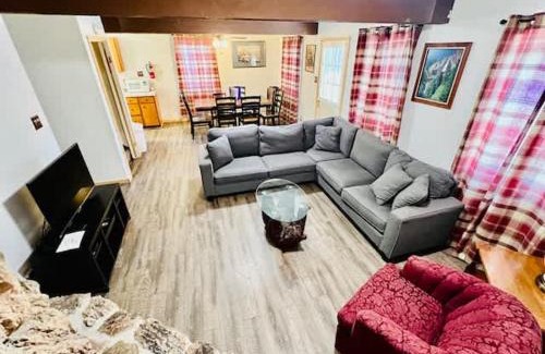 Yosemite West House | Home in Yosemite-Brookside Cottage-Sleeps 10