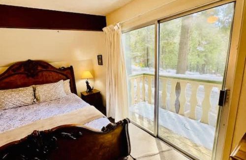 Yosemite West House | Home in Yosemite-Brookside Cottage-Sleeps 10