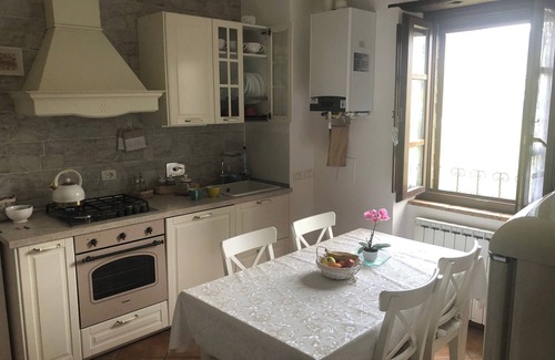 Passignano sul Trasimeno Apartment | Home from Home in Passignano - Lakeside views!