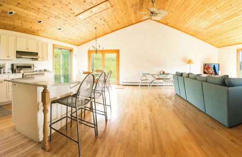 New Kingston House | Home onHill/Mountain Views/Secluded/FAST Internet/AC/Near Roxbury Wedding Venues