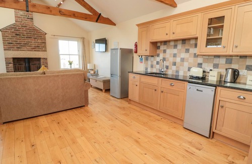 South Charlton Cottage | HOME STEAD COTTAGE, pet friendly, with pool in Embleton