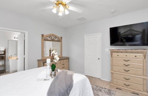 Houston House | Home Sweet Townhome! Spring area (2 Queen Beds)