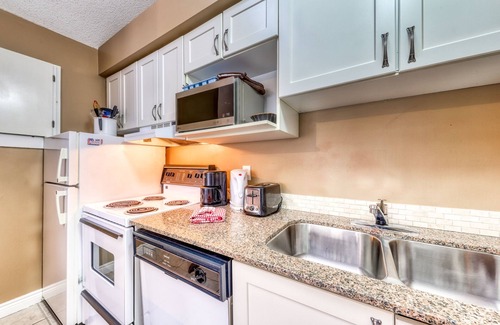 Craigleith Apartment | Home w/deck & shared seasonal pool/year-walk to lifts, dogs OK
