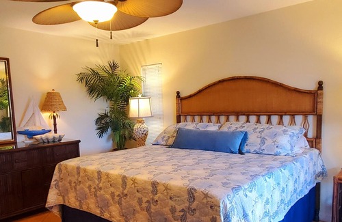 Englewood Resort | Home with adjoining Pool House! 12 Bedrooms 8 baths, TIKI Bar & Gathering room!