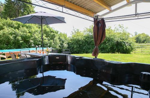 Forsbrook House | Home with HotTub near AltonTowers & Waterworld sot