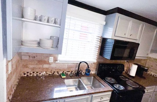 Southeast Houston Cottage | Home with POWER - Near downtown Houston, Medical Center