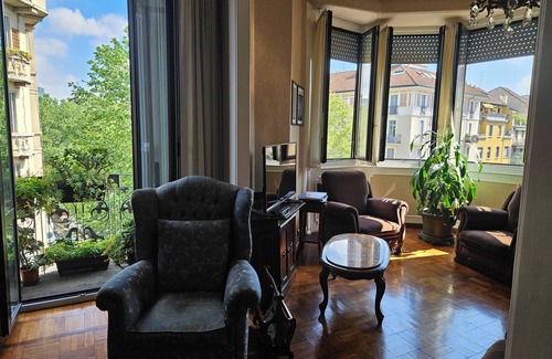 Milan Apartment | HomeGallery: modern art in a typical Milanese apartment Loreto area.