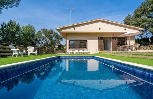 Santa Susanna Villa | HomeHolidaysRentals Velur