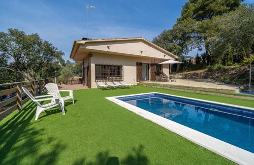 Santa Susanna Villa | HomeHolidaysRentals Velur