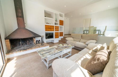 Santa Susanna Villa | HomeHolidaysRentals Velur