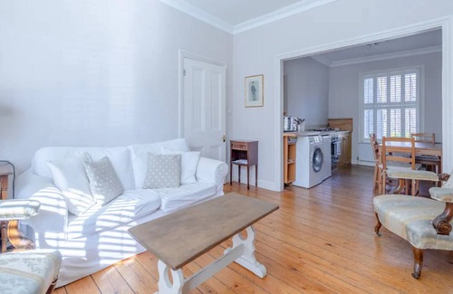 Hammersmith Broadway Apartment | Homely 2 Bed Home in West London