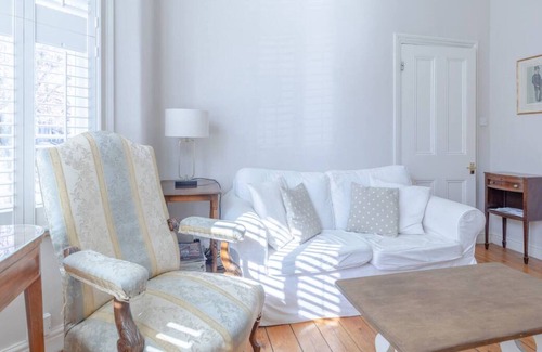 Hammersmith Broadway Apartment | Homely 2 Bed Home in West London