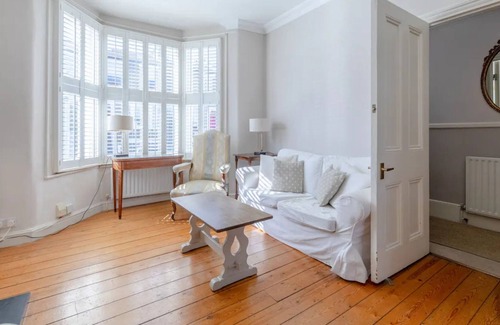 Hammersmith Broadway Apartment | Homely 2 Bed Home in West London
