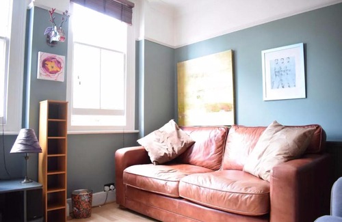 Askew Apartment | Homely 2-Bed in Vibrant Shepherds Bush