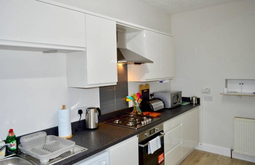 Restalrig Apartment | Homely 2 Bed with Arthur Seat Views