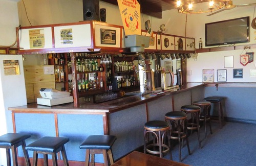 Somerset West Apartment | Homely Lodge In Great Location, 5 en-suite rooms with English Pub