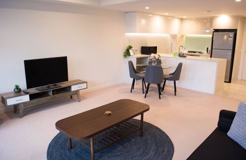 Reid Apartment | Homely Modern Apt by Lake between City & Russell