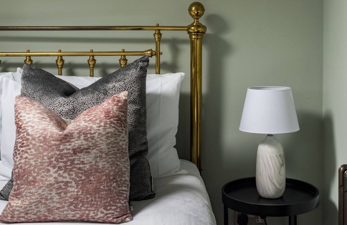 Primrose Hill Apartment | Homely Parkside Home in Primrose Hill