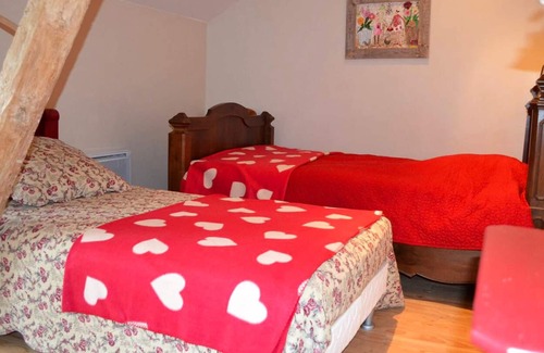 Saint-Vincent-Rive-d'Olt Villa | Homerez - Villa for 8 ppl. with swimming-pool at Saint-Vincent-Rive-d'Olt
