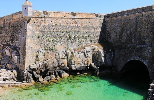 Peniche de Cima House | Homerez - 100m from the beach! Exceptional house for 3 pers. in Peniche