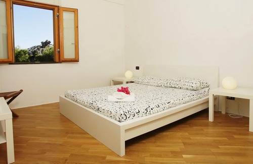 Torre Colonna-sperone House | Homerez - Amazing house 1 km away from the beach for 10 ppl. with shared pool