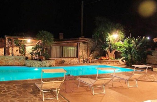 Castrignano del Capo Apartment | Homerez - Appartement 4 km away from the beach for 5 ppl. with shared pool