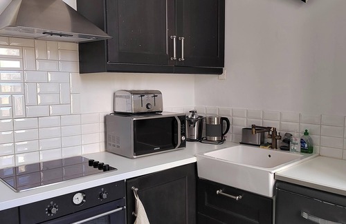 Beziers Apartment | Homerez - Apt Béziers, shared terrace