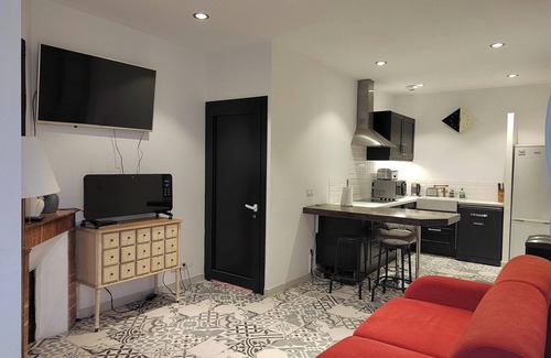 Beziers Apartment | Homerez - Apt Béziers, shared terrace