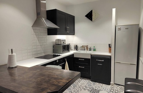 Beziers Apartment | Homerez - Apt Béziers, shared terrace
