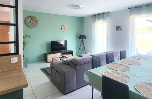 Saint-Mard House | Homerez - Big house for 9 ppl. with jacuzzi and terrace at Saint-Mard