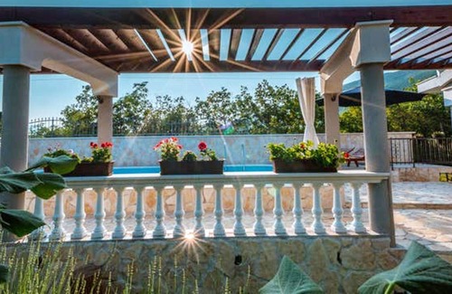 Zagvozd Villa | Homerez - Big villa 15 km away from the beach with swimming-pool and jacuzzi