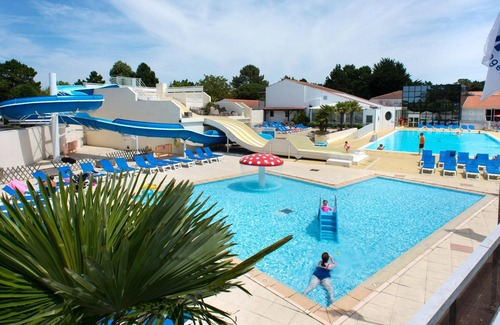 Saint-Jean-de-Monts House | Homerez - Bungalow 2 km away from the beach for 6 ppl. with shared pool