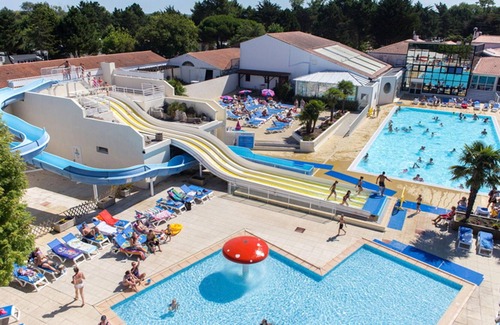 Saint-Jean-de-Monts House | Homerez - Bungalow 2 km away from the beach for 6 ppl. with shared pool