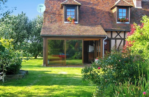 Cheronvilliers House | Homerez - Charming House in Chéronvilliers with Garden