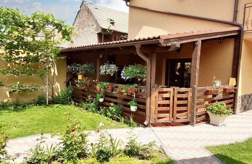 Brasov House | Homerez - Charming House in Săcele with Garden View + BBQ