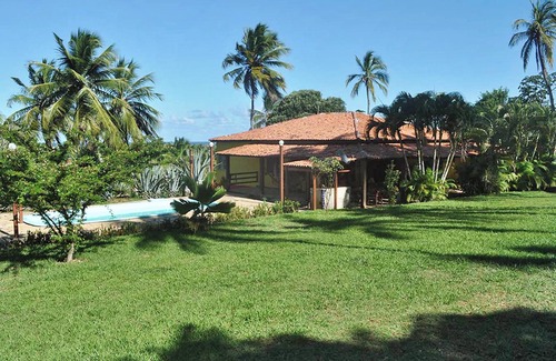 Barra do Jacuipe Ski Chalet | Homerez - Cosy Chalet in the Heart of Camaçari with Shared Pool