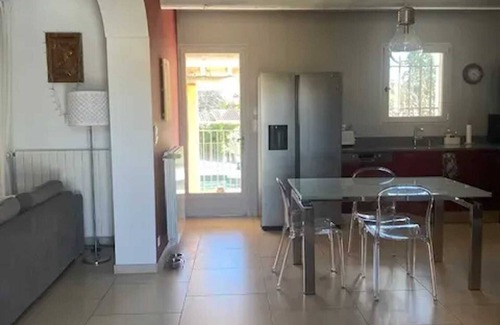 La Tour-d'Aigues Villa | Homerez - Cosy villa La Tour-d'Aigues