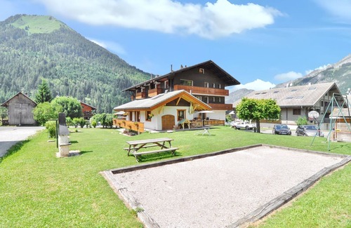 La Chapelle-d'Abondance Apartment | Homerez - Apt La Chapelle mtn view.