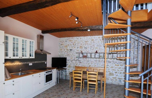 Avrilly House | Homerez - Nice house for 5 ppl. with shared pool and garden at Avrilly