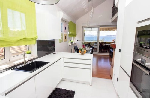 Trogir Apartment | Homerez - Spacious Apartment in Trogir with Parking