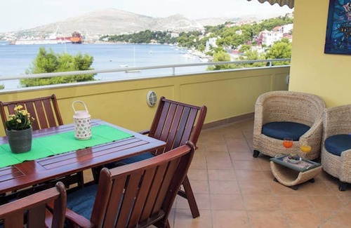 Trogir Apartment | Homerez - Spacious Apartment in Trogir with Parking