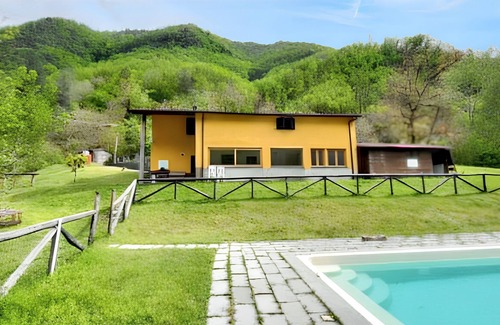 Gallicano House | Homerez - Spacious House in Gallicano with Sauna