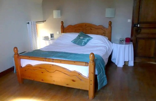 Carlucet House | Homerez - Spacious house for 4 ppl. with shared pool and terrace at Carlucet