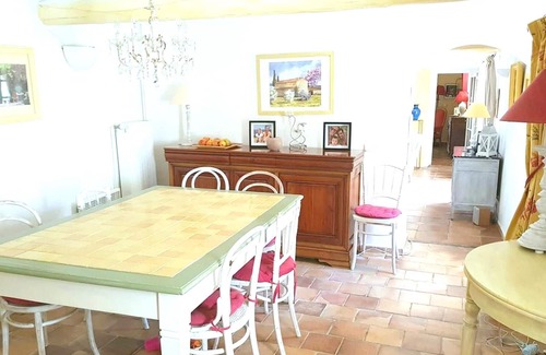 Seguret Villa | Homerez - Villa for 11 ppl. with swimming-pool, garden and terrace at Seguret