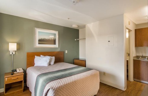 Aurora Hotel | HomeTowne Studios by Red Roof Denver - Airport/Aurora