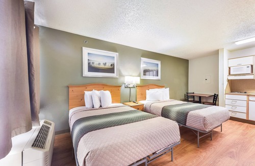 Far North Dallas Hotel | HomeTowne Studios By Red Roof Dallas - North Addison/Tollway