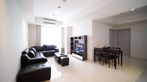 Surabaya Apartment | Homey 3BR with Private Lift at Grand Sungkono Lagoon Apartment By Travelio