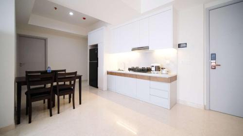 Surabaya Apartment | Homey 3BR with Private Lift at Grand Sungkono Lagoon Apartment By Travelio