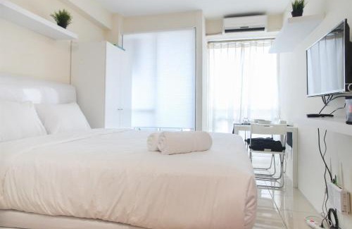 Jakarta Apartment | Homey and Comfy Studio at Tifolia Apartment By Travelio
